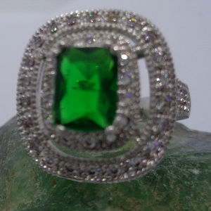 EMERALD GREEN STUNNING SILVER RING SIZE 8